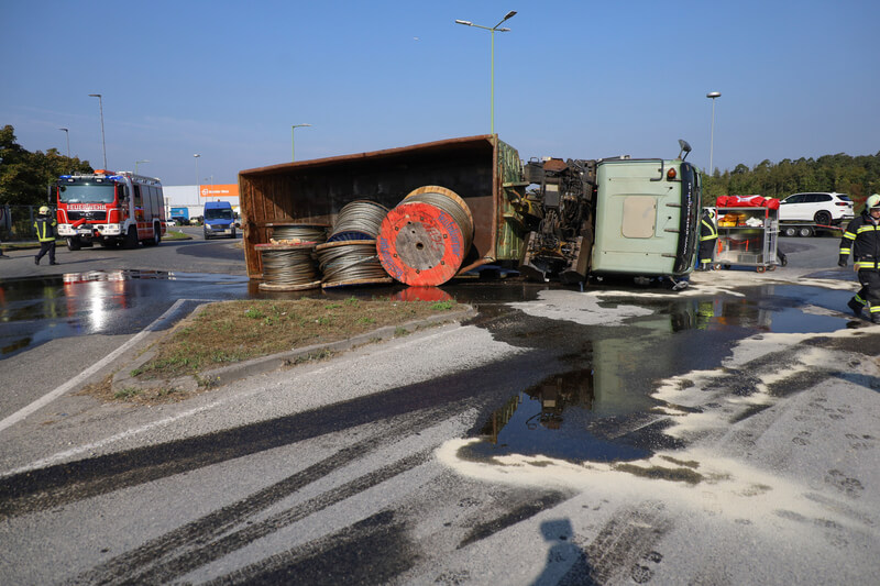 LKW in Kreisverkehr umgestürzt