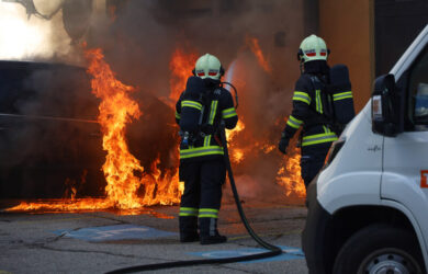 PKW-Vollbrand & Drehleitereinsatz