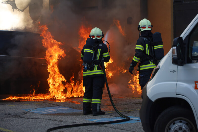 PKW-Vollbrand & Drehleitereinsatz